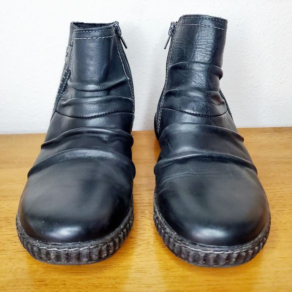 Clarks Caroline Orchid Ruched Black Leather Ankle Booties Comfort Womens SZ 9.5 - Picture 2 of 12